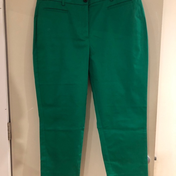 Simply Vera Vera Wang Denim - NWT Simply vera vera Wang capris
Kelly green
Perfect spring staple.